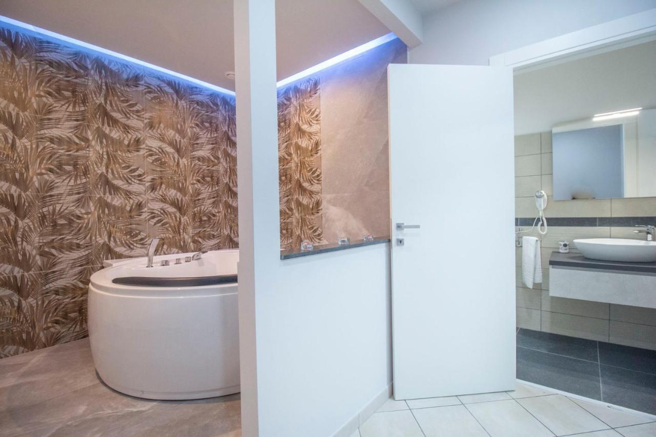 Royal Playa Suite And Apartament -Private Parking- Self Chek Out CTA Exterior photo