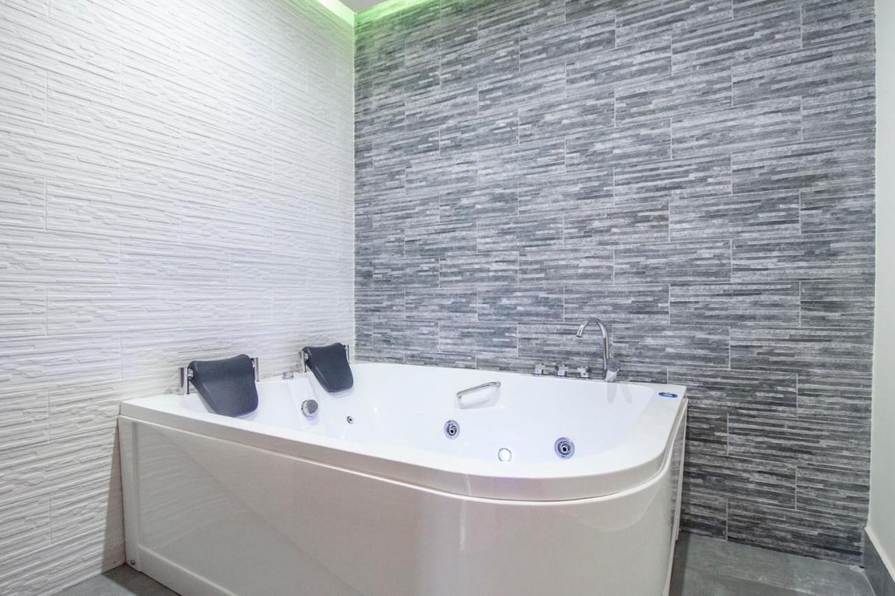 Royal Playa Suite And Apartament -Private Parking- Self Chek Out CTA Exterior photo
